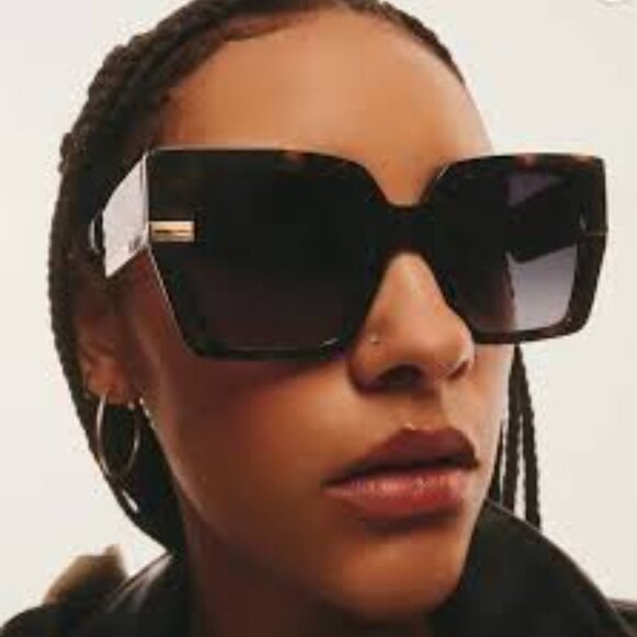 NWT: Quay Australia Notorious Sunglasses- Neutral Tort Frame w/ Smoke Lens - Picture 2 of 10